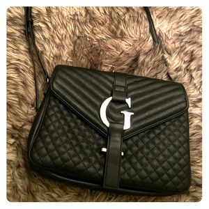 PRETTY BLACK GUESS CROSS BODY BAG.